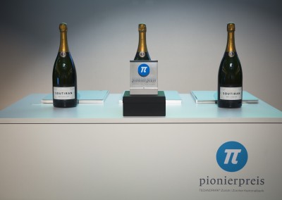 Pionierpreis champagne bottles