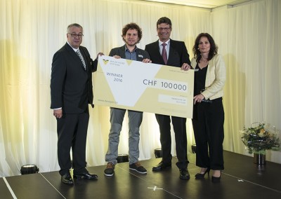 DE VIGIER AWARDS 2016 - Yann holding check